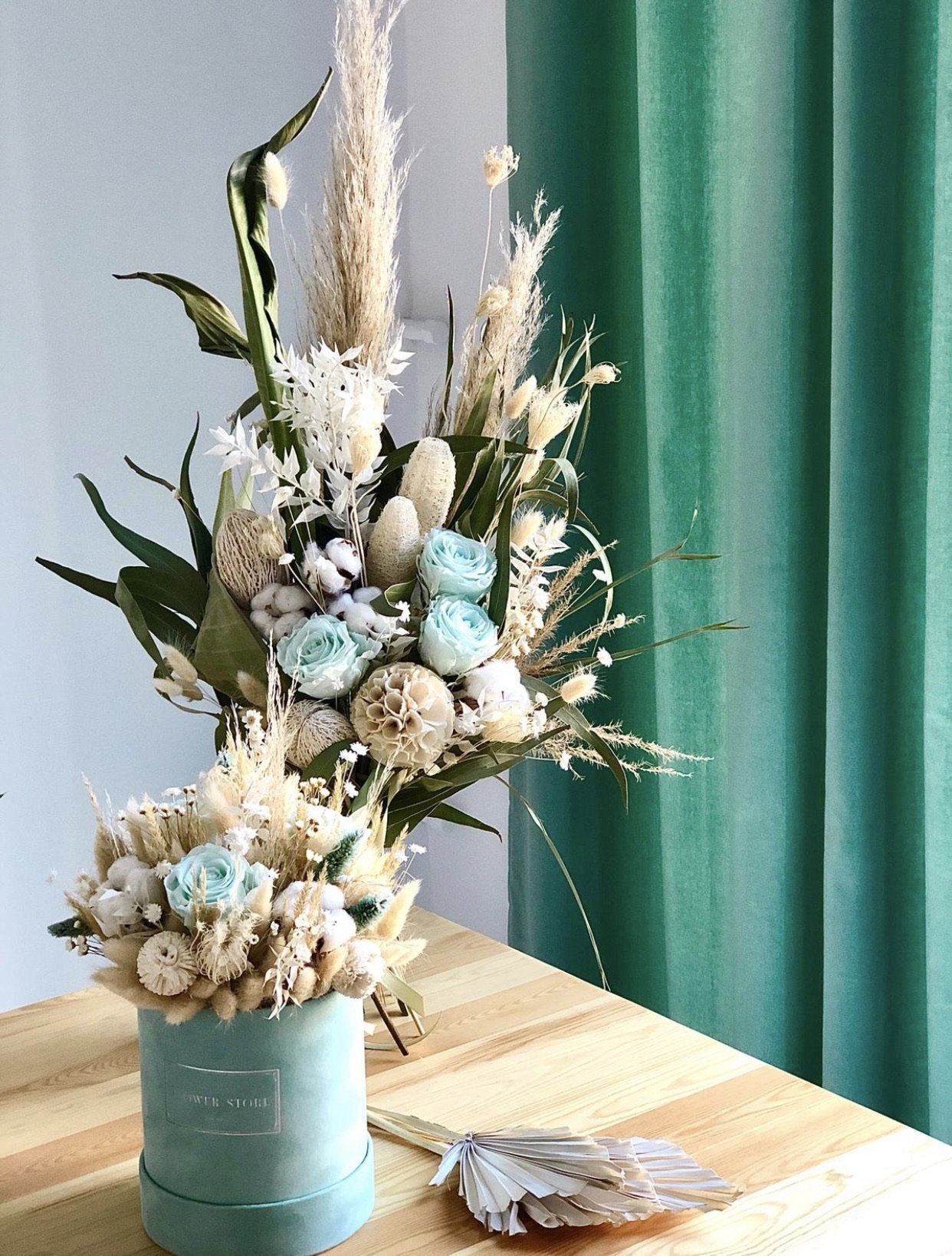 Średni miętowy flokowany suszony flowerbox z 3 wiecznymi różami - kwiaty Flower Store Warszawa