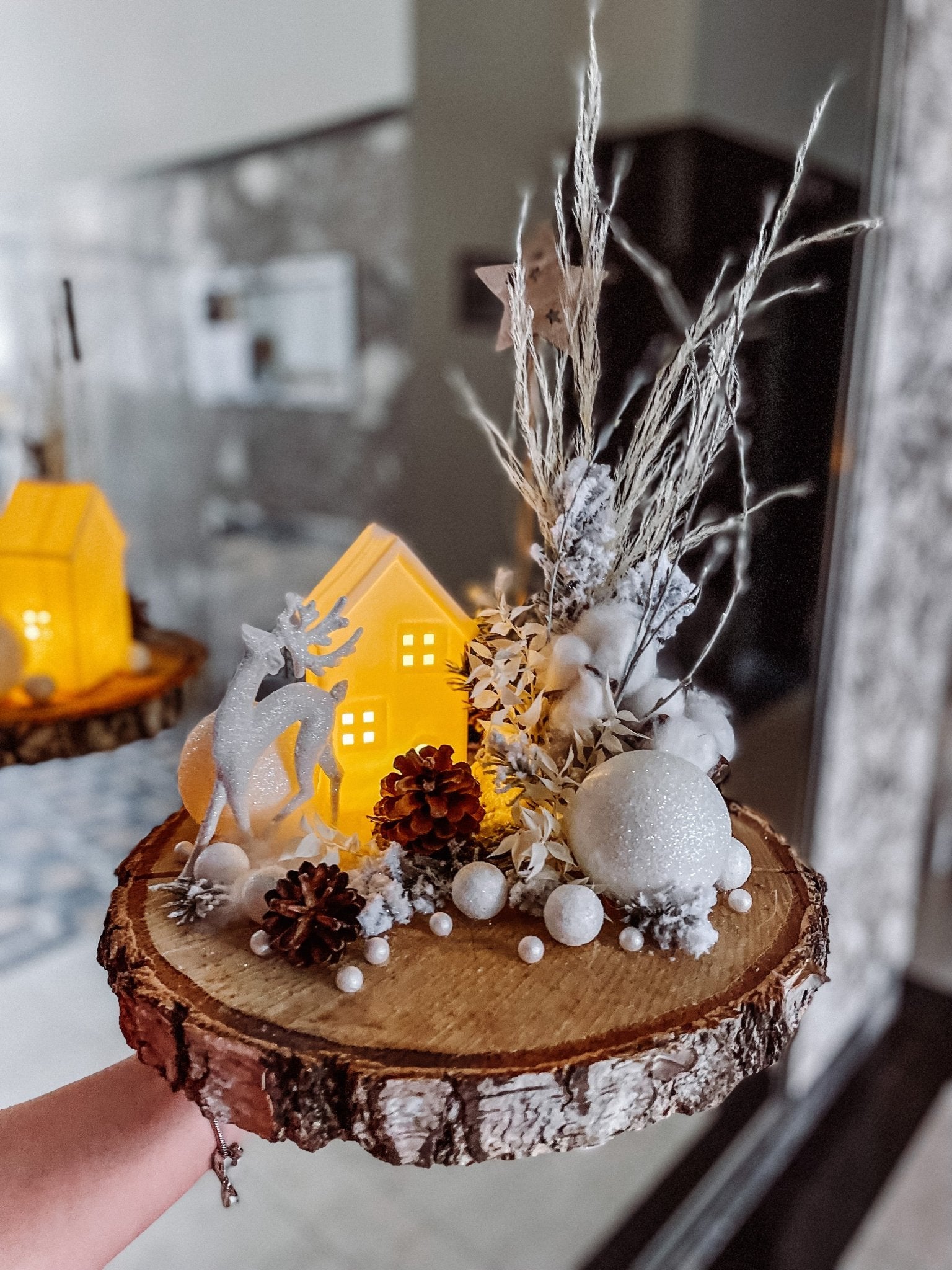 Stroik świątecznym biały na drewnianym płacie - kwiaty Flower Store Warszawa