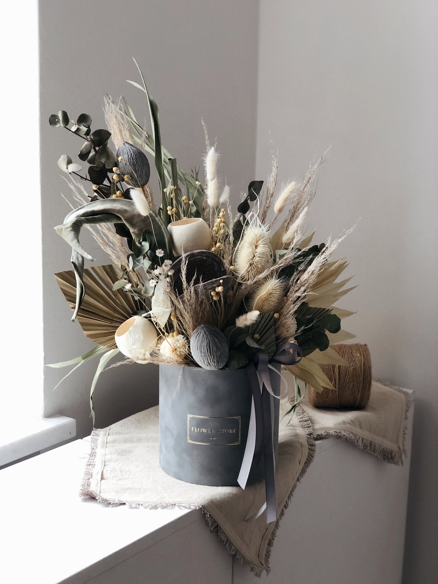 Suszona kompozycja szarym flokowanym flowerboxie GREY - kwiaty Flower Store Warszawa