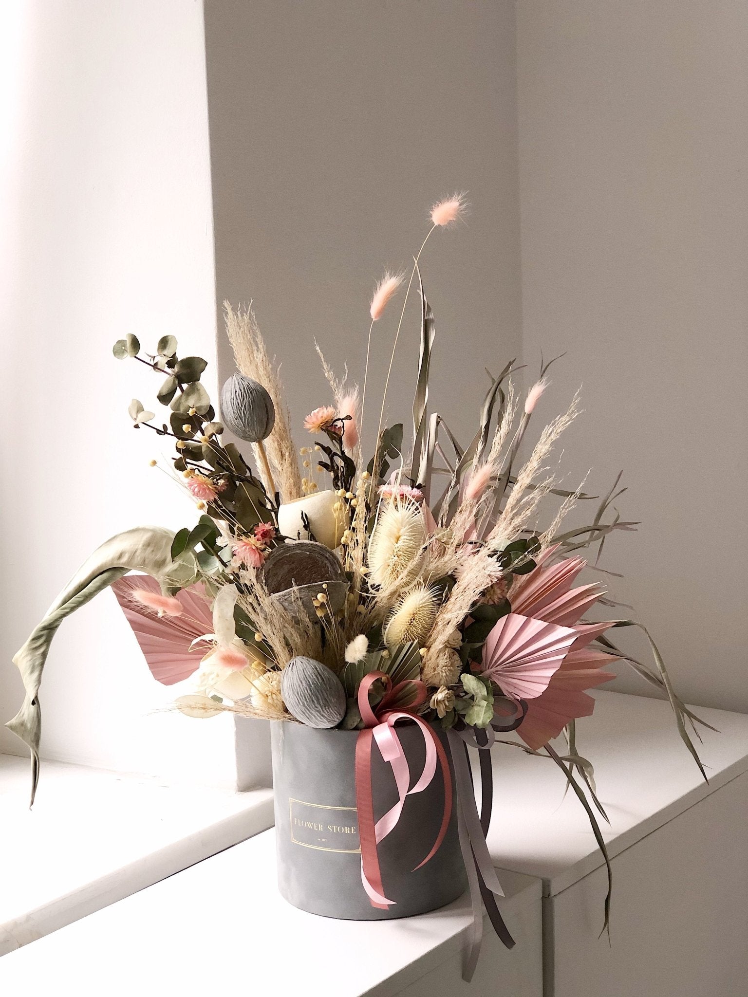 Suszona kompozycja szarym flokowanym flowerboxie Pink - kwiaty Flower Store Warszawa