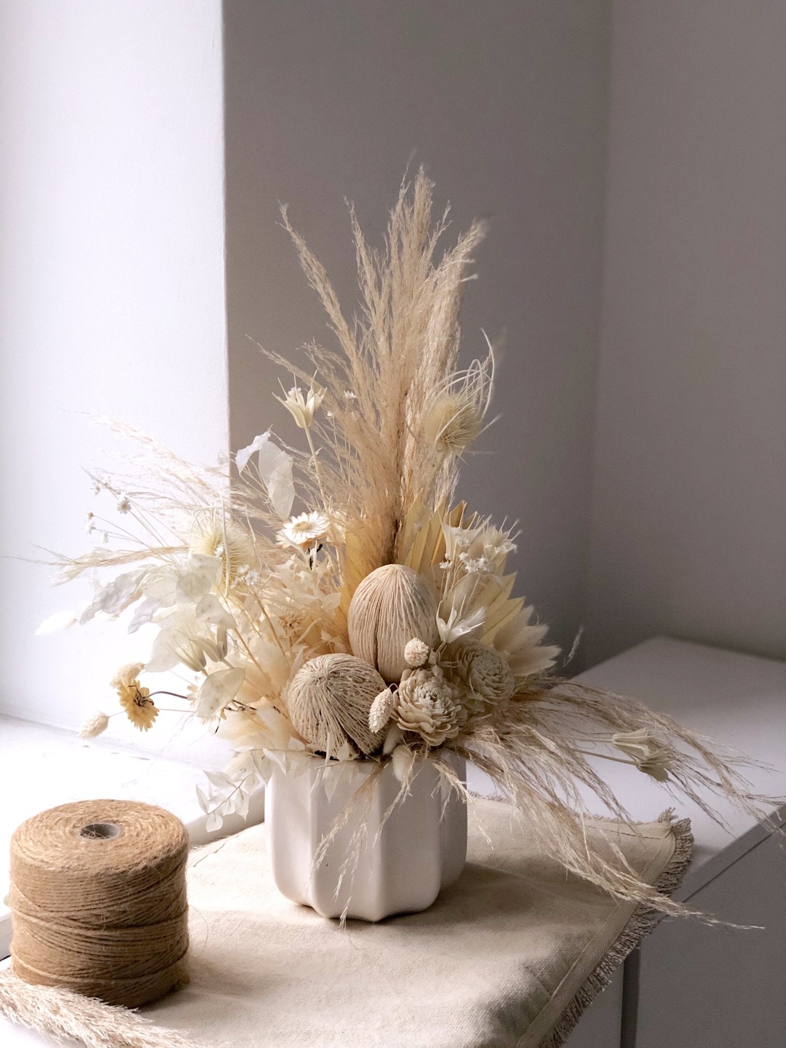 Suszona kompozycja w ceramicznej donicy white - kwiaty Flower Store Warszawa