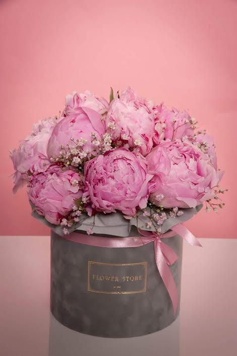 Szary flokowany box z peoniami - kwiaty żywe - kwiaty Flower Store Warszawa