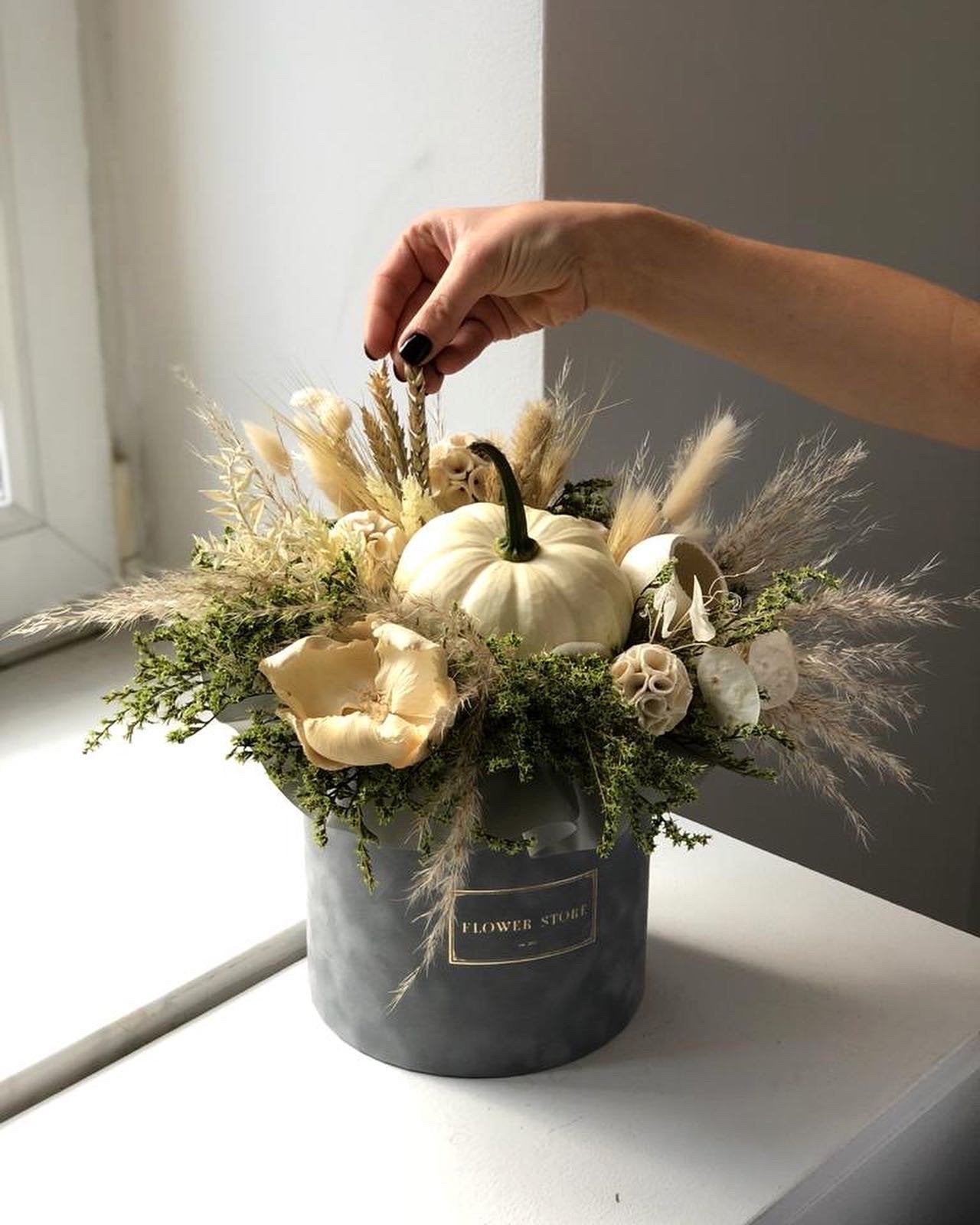 Szary flokowany flowerbox z kompozycja jesienną - kwiaty Flower Store Warszawa