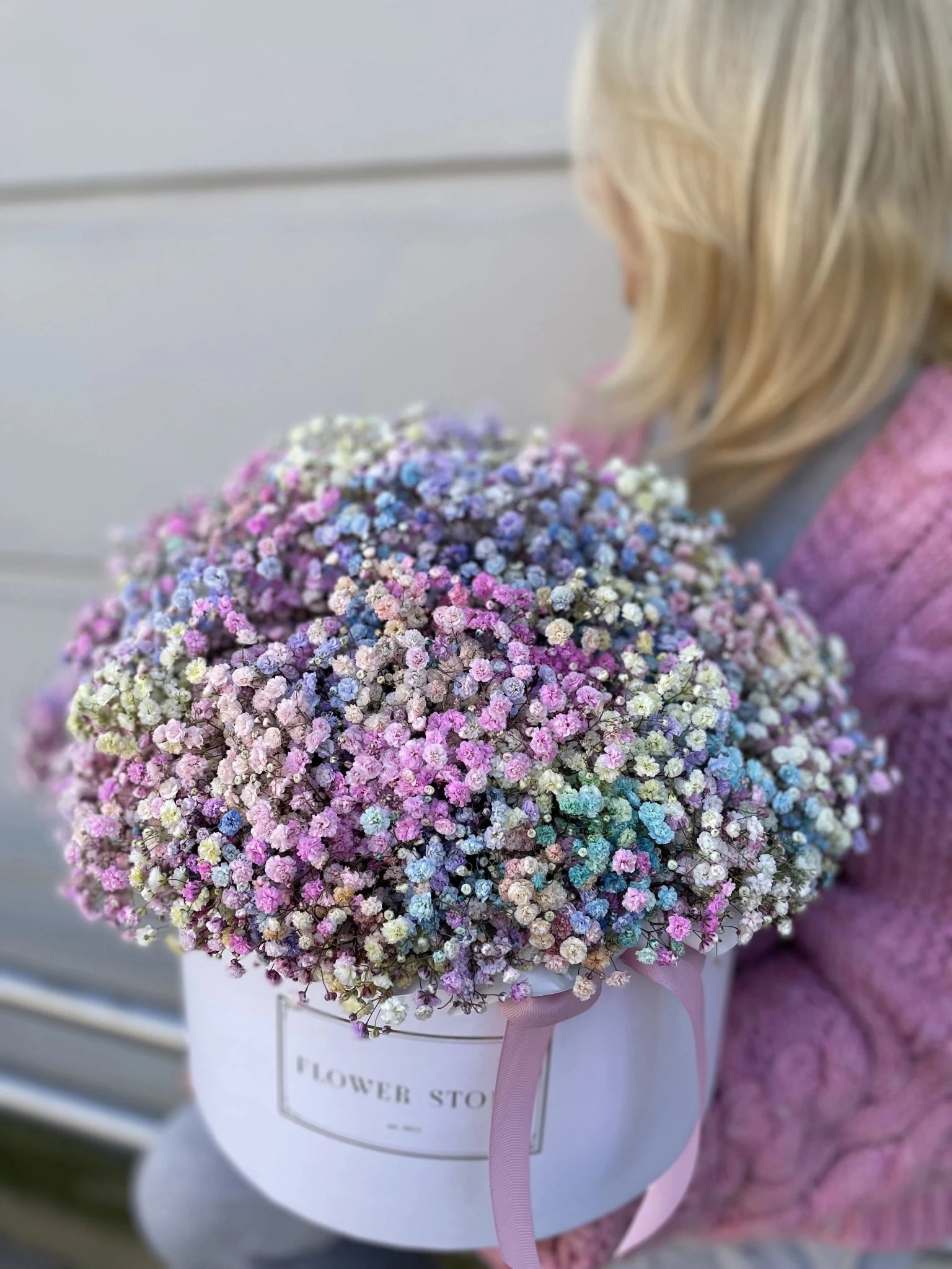 Urodzinowy Biały flowerbox z kolorową gipsówką - kwiaty Flower Store Warszawa