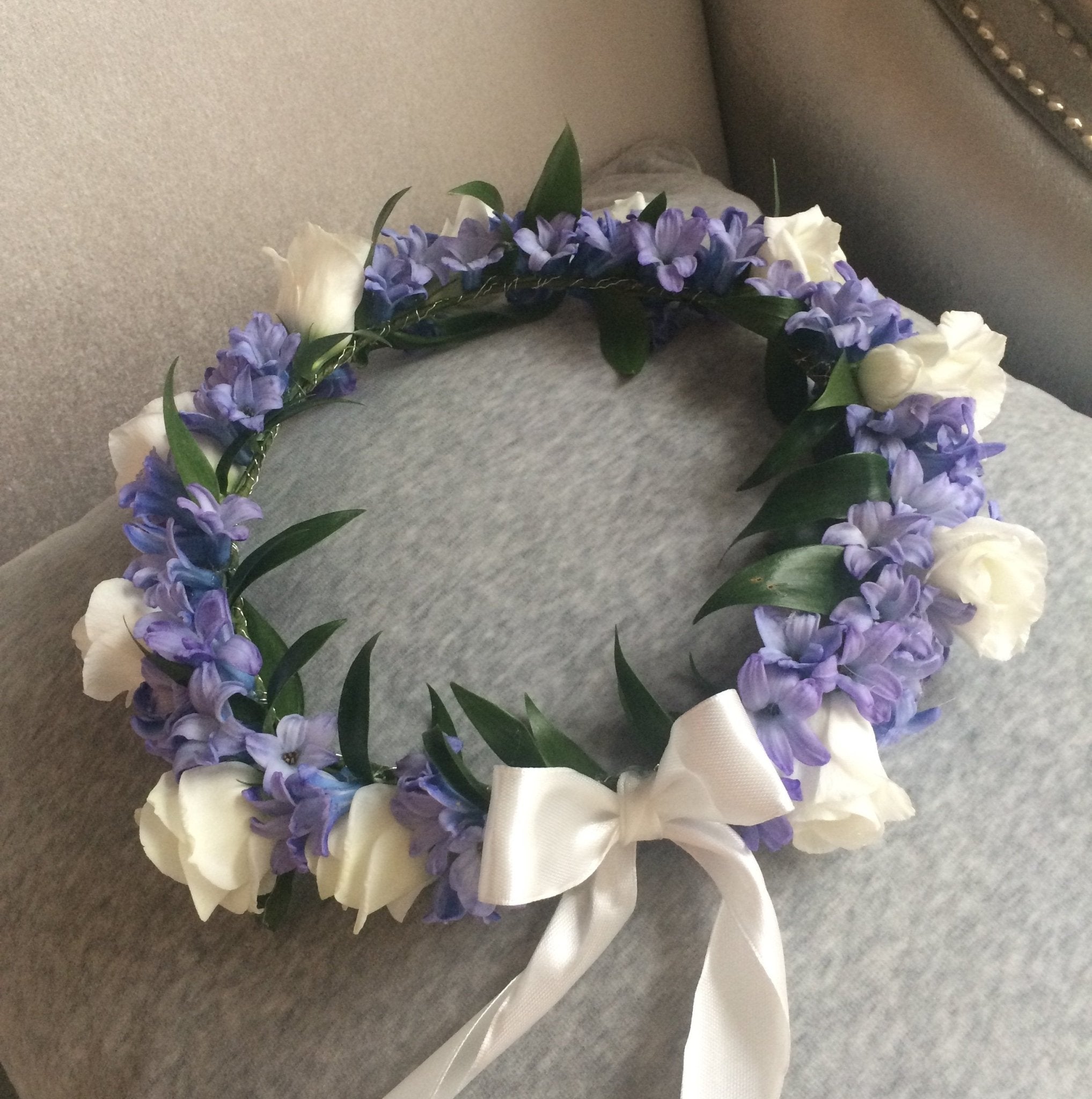 Wianek na głowę - kwiaty żywe, niebiesko biały - kwiaty Flower Store Warszawa