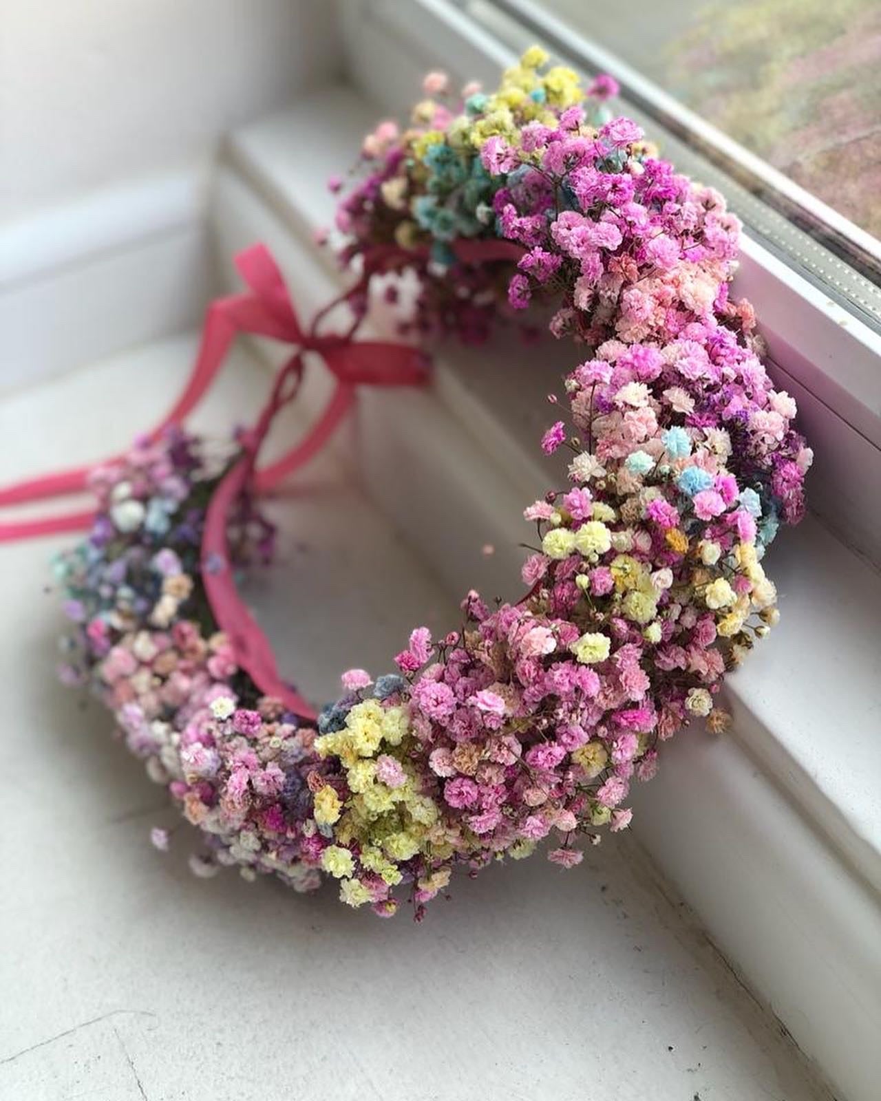 Wianek na głowę Z kolorowej gipsówki - kwiaty żywe - kwiaty Flower Store Warszawa