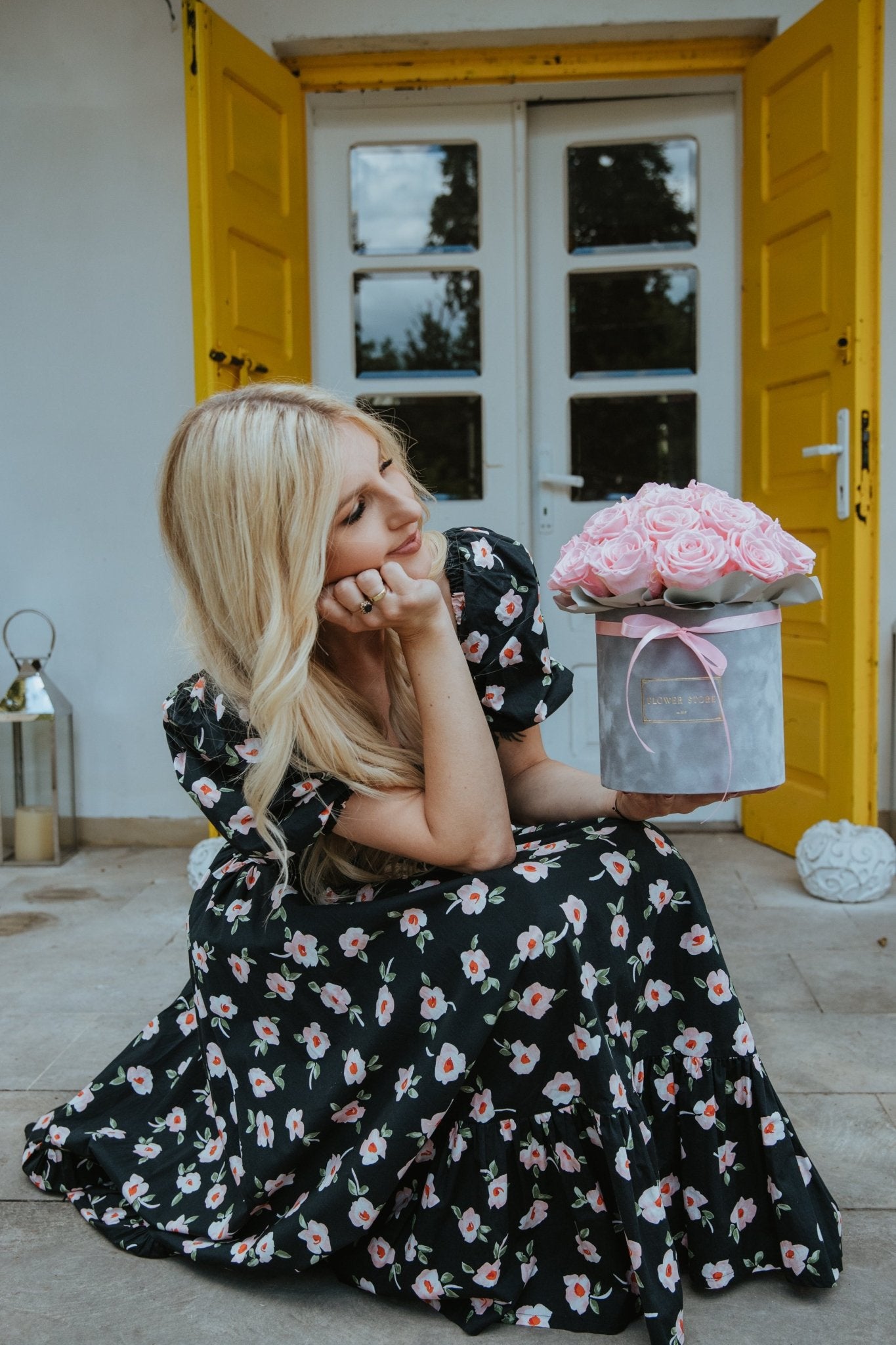 Wieczne Róże Różowe w Szarym Flokowanym Boxie - kwiaty Flower Store Warszawa