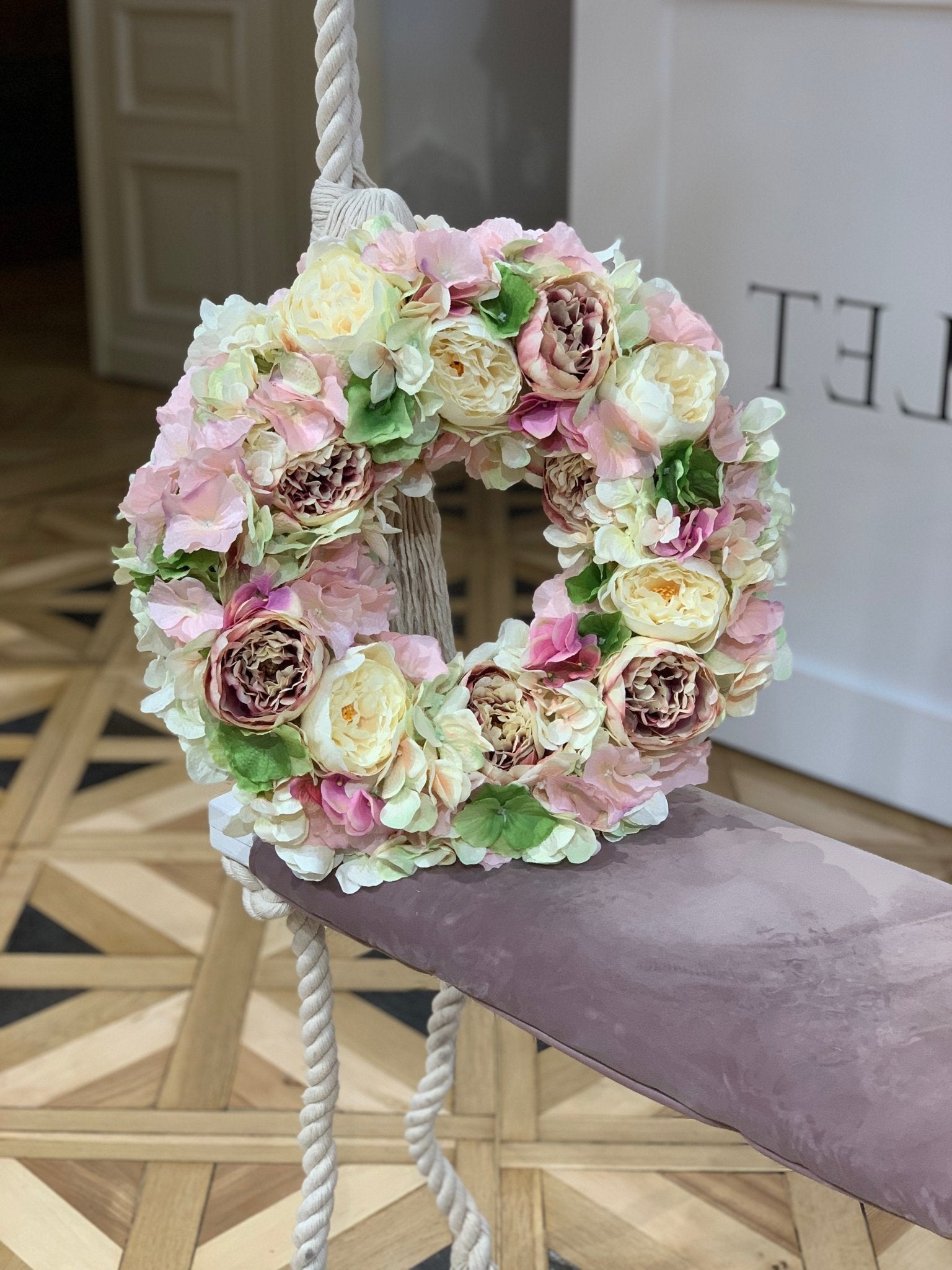 Wieniec na drzwi - różowo kremowa kompozycja - kwiaty sztuczne - kwiaty Flower Store Warszawa