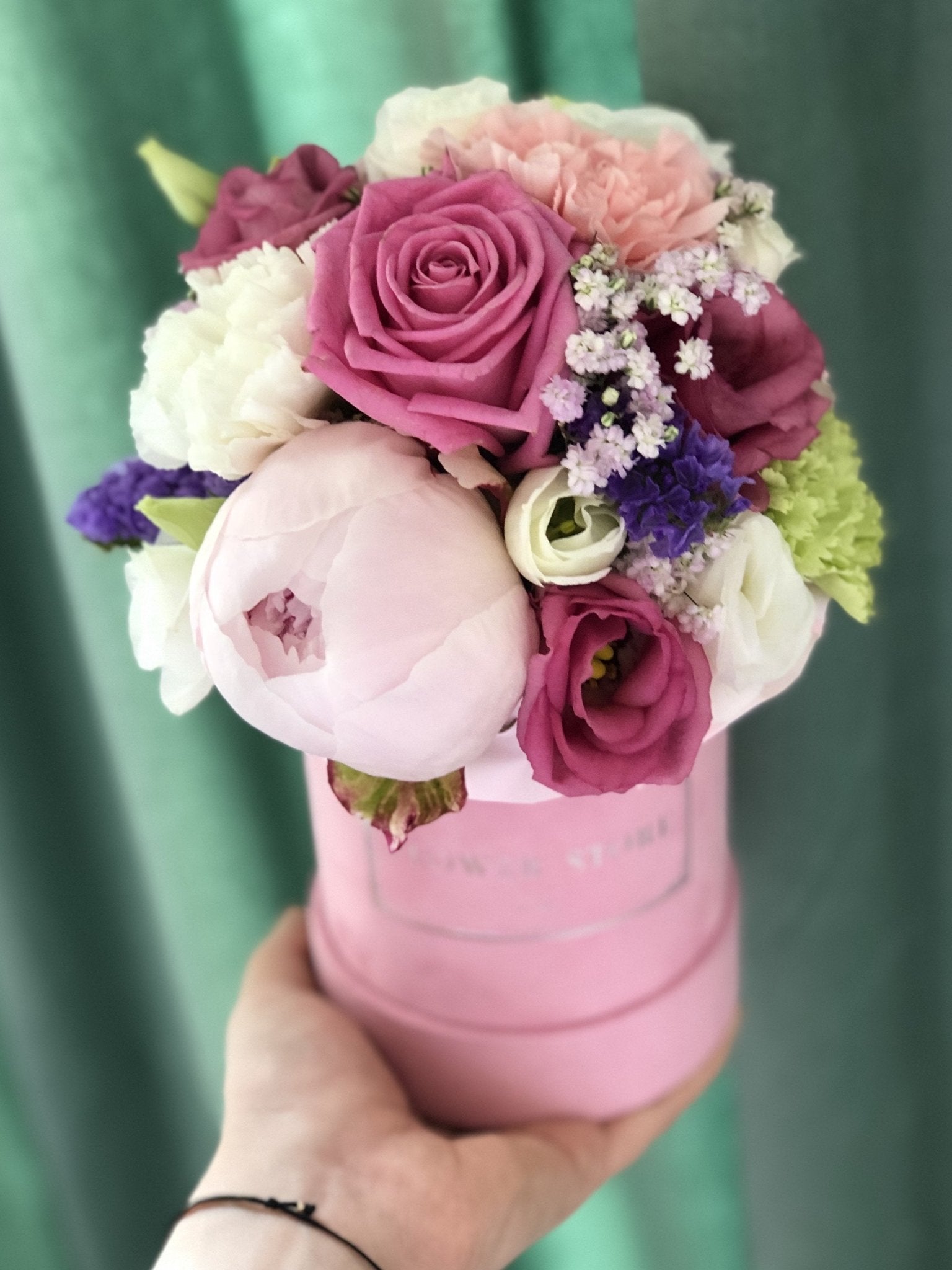 Wiosenne kwiaty w welurowym flowerboxie - kwiaty Flower Store Warszawa